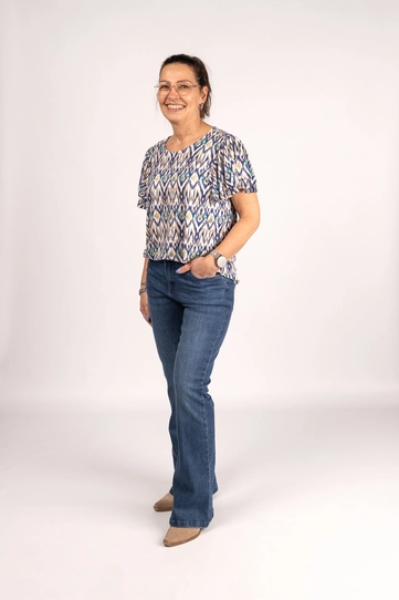 Dames Look met Ikat T-shirt en Flair Jeans