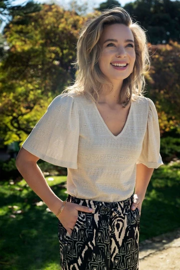 Elvira dames look met glitter top en printpantalon