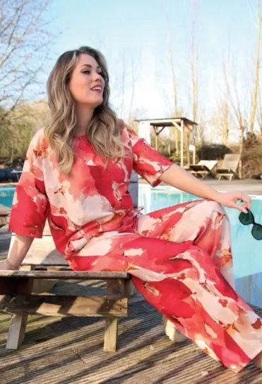 Enjoy Relaxed Flower Look met Blouse en Pantalon in Print 