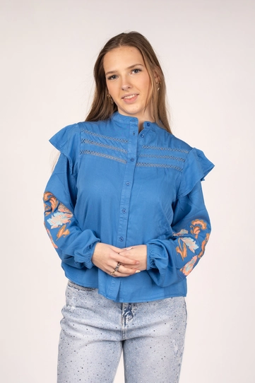 Romantische Look met borduurblouse en jeans